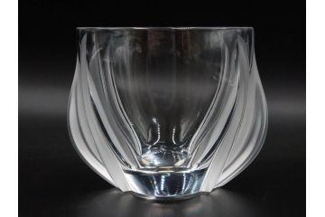 フランス　LALIQUE(ラリック)　チューリップ(TULIPES)　花びらを思わせる優雅な曲線が美しいフラワーベース　(R-084630)