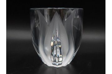フランス　LALIQUE(ラリック)　チューリップ(TULIPES)　花びらを思わせる優雅な曲線が美しいフラワーベース　(R-084630)