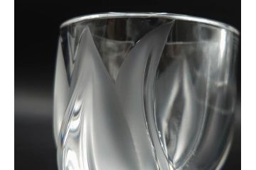 フランス　LALIQUE(ラリック)　チューリップ(TULIPES)　花びらを思わせる優雅な曲線が美しいフラワーベース　(R-084630)