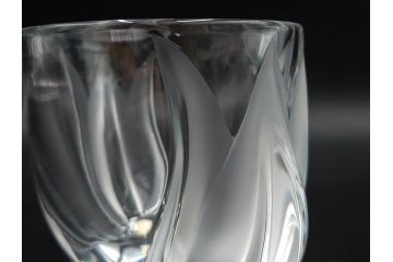 フランス　LALIQUE(ラリック)　チューリップ(TULIPES)　花びらを思わせる優雅な曲線が美しいフラワーベース　(R-084630)