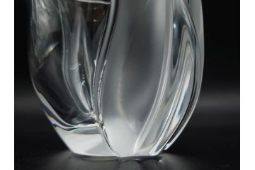 フランス　LALIQUE(ラリック)　チューリップ(TULIPES)　花びらを思わせる優雅な曲線が美しいフラワーベース　(R-084630)