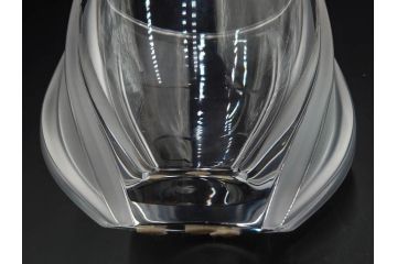 フランス　LALIQUE(ラリック)　チューリップ(TULIPES)　花びらを思わせる優雅な曲線が美しいフラワーベース　(R-084630)