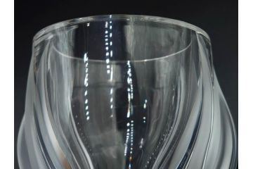 フランス　LALIQUE(ラリック)　チューリップ(TULIPES)　花びらを思わせる優雅な曲線が美しいフラワーベース　(R-084630)