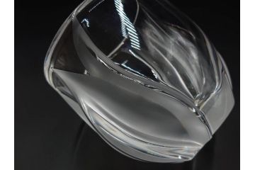 フランス　LALIQUE(ラリック)　チューリップ(TULIPES)　花びらを思わせる優雅な曲線が美しいフラワーベース　(R-084630)