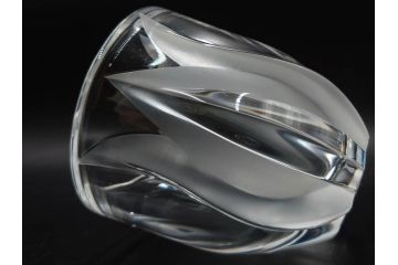 フランス　LALIQUE(ラリック)　チューリップ(TULIPES)　花びらを思わせる優雅な曲線が美しいフラワーベース　(R-084630)