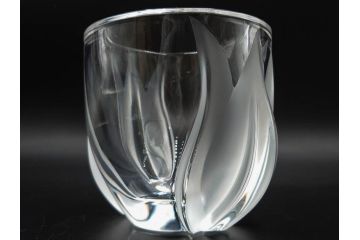 フランス　LALIQUE(ラリック)　チューリップ(TULIPES)　花びらを思わせる優雅な曲線が美しいフラワーベース　(R-084630)