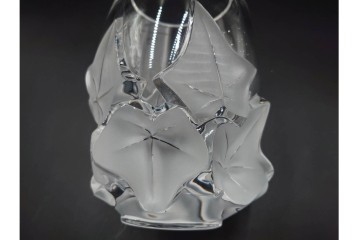 フランス　LALIQUE(ラリック)　ヘデラ(HEDERA)　高さ 約18cm　気品を感じるフラワーベース　(R-084632)