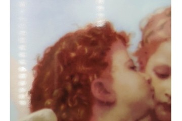 大倉陶園(OKURA、OAC)　「ファーストキス」　49/50　空間に温かみを添える陶板画　(R-084633)