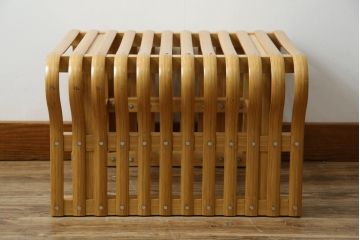 中古　美品　城所右文次デザイン　三越伊勢丹プロパティ・デザイン　Bamboo Chair　滑らかな曲線のデザインが目を惹く特注のオットマン(安楽椅子、ディスプレイ、フットスツール)(オットマン定価約30万円)(R-084636)