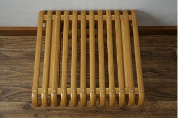 中古　美品　城所右文次デザイン　三越伊勢丹プロパティ・デザイン　Bamboo Chair　滑らかな曲線のデザインが目を惹く特注のオットマン(安楽椅子、ディスプレイ、フットスツール)(オットマン定価約30万円)(R-084636)