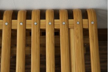 中古　美品　城所右文次デザイン　三越伊勢丹プロパティ・デザイン　Bamboo Chair　滑らかな曲線のデザインが目を惹く特注のオットマン(安楽椅子、ディスプレイ、フットスツール)(オットマン定価約30万円)(R-084636)