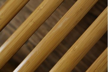 中古　美品　城所右文次デザイン　三越伊勢丹プロパティ・デザイン　Bamboo Chair　滑らかな曲線のデザインが目を惹く特注のオットマン(安楽椅子、ディスプレイ、フットスツール)(オットマン定価約30万円)(R-084636)