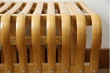 中古　美品　城所右文次デザイン　三越伊勢丹プロパティ・デザイン　Bamboo Chair　滑らかな曲線のデザインが目を惹く特注のオットマン(安楽椅子、ディスプレイ、フットスツール)(オットマン定価約30万円)(R-084636)
