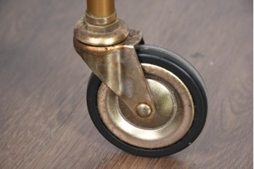 イギリスビンテージ　老舗家具ブランド　ピルキントン(PILKINGTON)　大きな車輪が印象的でクラシカルな雰囲気漂うキッチンカート　(R-084641)