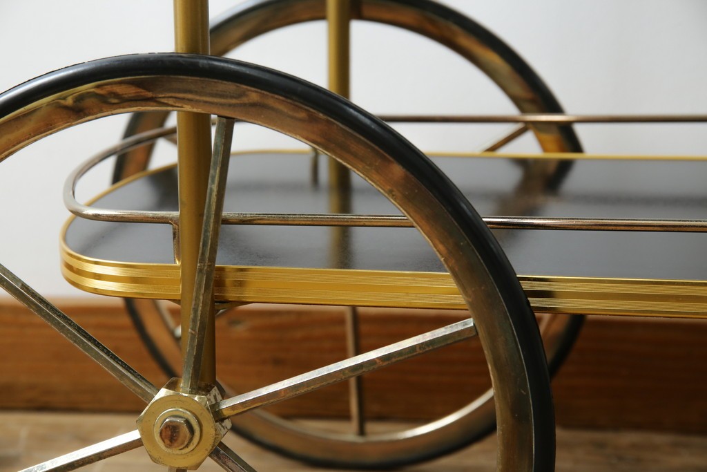 イギリスヴィンテージ　老舗家具ブランド　ピルキントン(PILKINGTON)　大きな車輪が印象的でクラシカルな雰囲気漂うキッチンカート　(R-084641)