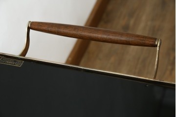 イギリスヴィンテージ　老舗家具ブランド　ピルキントン(PILKINGTON)　大きな車輪が印象的でクラシカルな雰囲気漂うキッチンカート　(R-084641)