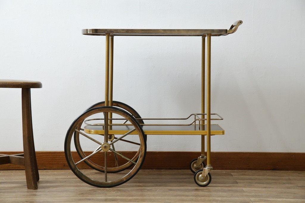 イギリスヴィンテージ　老舗家具ブランド　ピルキントン(PILKINGTON)　大きな車輪が印象的でクラシカルな雰囲気漂うキッチンカート　(R-084641)