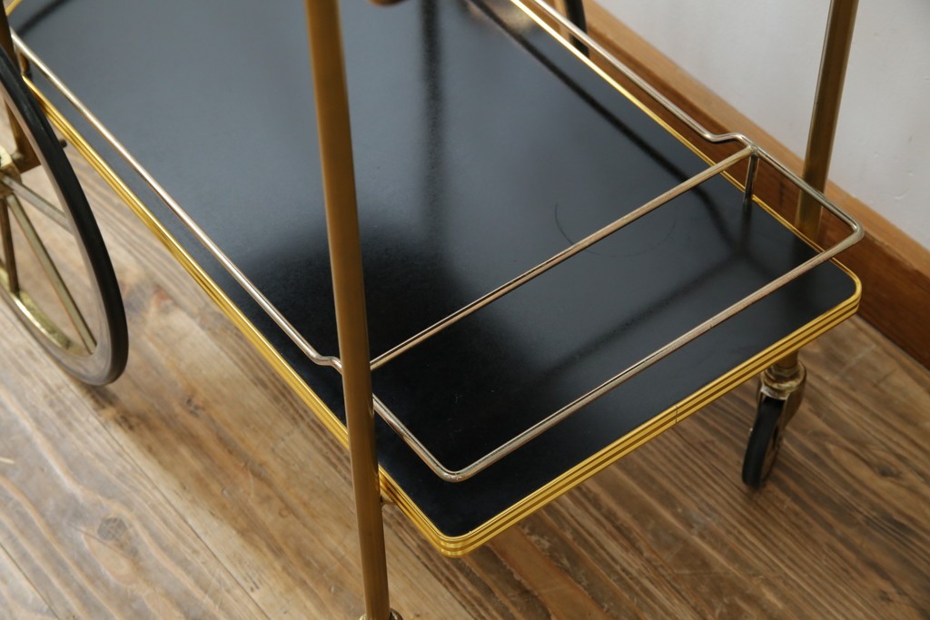 イギリスヴィンテージ　老舗家具ブランド　ピルキントン(PILKINGTON)　大きな車輪が印象的でクラシカルな雰囲気漂うキッチンカート　(R-084641)