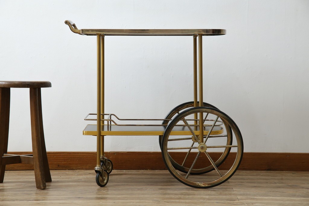 イギリスヴィンテージ　老舗家具ブランド　ピルキントン(PILKINGTON)　大きな車輪が印象的でクラシカルな雰囲気漂うキッチンカート　(R-084641)