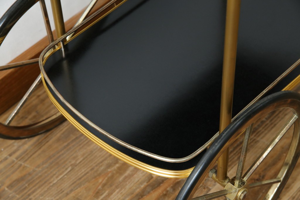 イギリスヴィンテージ　老舗家具ブランド　ピルキントン(PILKINGTON)　大きな車輪が印象的でクラシカルな雰囲気漂うキッチンカート　(R-084641)