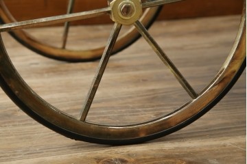 イギリスヴィンテージ　老舗家具ブランド　ピルキントン(PILKINGTON)　大きな車輪が印象的でクラシカルな雰囲気漂うキッチンカート　(R-084641)