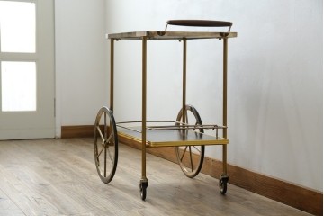 イギリスヴィンテージ　老舗家具ブランド　ピルキントン(PILKINGTON)　大きな車輪が印象的でクラシカルな雰囲気漂うキッチンカート　(R-084641)