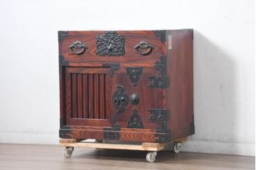 中古　美品　希少!!　岩谷堂箪笥　特注の無垢材モデル　通産大臣指定　伝統工芸品認定品　職人が魅せる手打ち金具とワンランク上の風格と存在感が魅力の小箪笥(収納箪笥、引き出し)(定価推定約100万円以上)(R-084642)