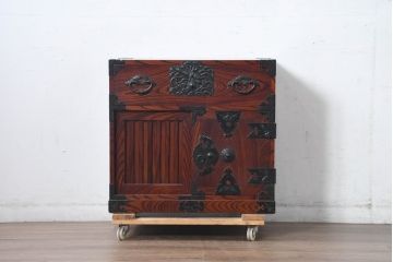 中古　美品　希少!!　岩谷堂箪笥　特注の無垢材モデル　通産大臣指定　伝統工芸品認定品　職人が魅せる手打ち金具とワンランク上の風格と存在感が魅力の小箪笥(収納箪笥、引き出し)(定価推定約100万円以上)(R-084642)