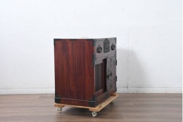 中古　美品　希少!!　岩谷堂箪笥　特注の無垢材モデル　通産大臣指定　伝統工芸品認定品　職人が魅せる手打ち金具とワンランク上の風格と存在感が魅力の小箪笥(収納箪笥、引き出し)(定価推定約100万円以上)(R-084642)