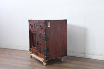 中古　美品　希少!!　岩谷堂箪笥　特注の無垢材モデル　通産大臣指定　伝統工芸品認定品　職人が魅せる手打ち金具とワンランク上の風格と存在感が魅力の小箪笥(収納箪笥、引き出し)(定価推定約100万円以上)(R-084642)