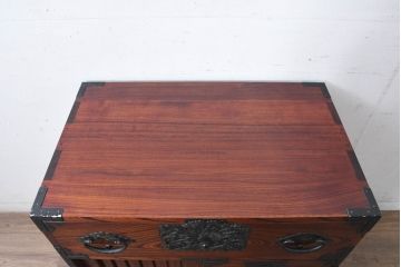 中古　美品　希少!!　岩谷堂箪笥　特注の無垢材モデル　通産大臣指定　伝統工芸品認定品　職人が魅せる手打ち金具とワンランク上の風格と存在感が魅力の小箪笥(収納箪笥、引き出し)(定価推定約100万円以上)(R-084642)