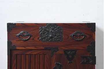 中古　美品　希少!!　岩谷堂箪笥　特注の無垢材モデル　通産大臣指定　伝統工芸品認定品　職人が魅せる手打ち金具とワンランク上の風格と存在感が魅力の小箪笥(収納箪笥、引き出し)(定価推定約100万円以上)(R-084642)