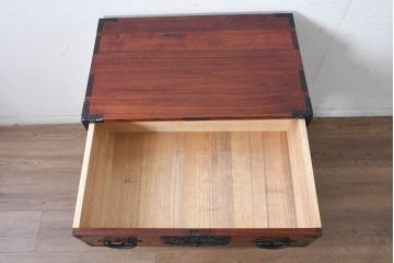 中古　美品　希少!!　岩谷堂箪笥　特注の無垢材モデル　通産大臣指定　伝統工芸品認定品　職人が魅せる手打ち金具とワンランク上の風格と存在感が魅力の小箪笥(収納箪笥、引き出し)(定価推定約100万円以上)(R-084642)