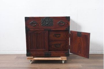 中古　美品　希少!!　岩谷堂箪笥　特注の無垢材モデル　通産大臣指定　伝統工芸品認定品　職人が魅せる手打ち金具とワンランク上の風格と存在感が魅力の小箪笥(収納箪笥、引き出し)(定価推定約100万円以上)(R-084642)
