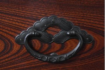 中古　美品　希少!!　岩谷堂箪笥　特注の無垢材モデル　通産大臣指定　伝統工芸品認定品　職人が魅せる手打ち金具とワンランク上の風格と存在感が魅力の小箪笥(収納箪笥、引き出し)(定価推定約100万円以上)(R-084642)