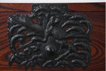 中古　美品　希少!!　岩谷堂箪笥　特注の無垢材モデル　通産大臣指定　伝統工芸品認定品　職人が魅せる手打ち金具とワンランク上の風格と存在感が魅力の小箪笥(収納箪笥、引き出し)(定価推定約100万円以上)(R-084642)