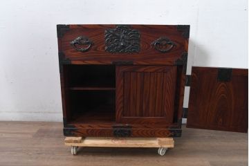 中古　美品　希少!!　岩谷堂箪笥　特注の無垢材モデル　通産大臣指定　伝統工芸品認定品　職人が魅せる手打ち金具とワンランク上の風格と存在感が魅力の小箪笥(収納箪笥、引き出し)(定価推定約100万円以上)(R-084642)