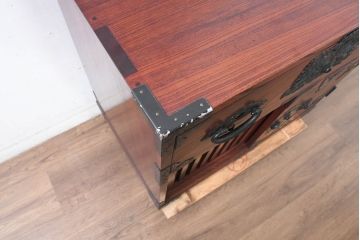 中古　美品　希少!!　岩谷堂箪笥　特注の無垢材モデル　通産大臣指定　伝統工芸品認定品　職人が魅せる手打ち金具とワンランク上の風格と存在感が魅力の小箪笥(収納箪笥、引き出し)(定価推定約100万円以上)(R-084642)