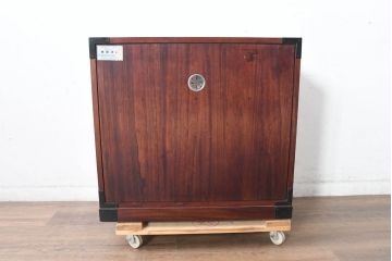 中古　美品　希少!!　岩谷堂箪笥　特注の無垢材モデル　通産大臣指定　伝統工芸品認定品　職人が魅せる手打ち金具とワンランク上の風格と存在感が魅力の小箪笥(収納箪笥、引き出し)(定価推定約100万円以上)(R-084642)