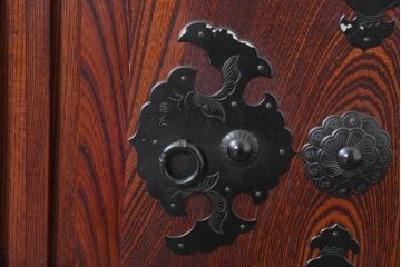中古　美品　希少!!　岩谷堂箪笥　特注の無垢材モデル　通産大臣指定　伝統工芸品認定品　職人が魅せる手打ち金具とワンランク上の風格と存在感が魅力の小箪笥(収納箪笥、引き出し)(定価推定約100万円以上)(R-084642)
