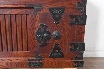 中古　美品　希少!!　岩谷堂箪笥　特注の無垢材モデル　通産大臣指定　伝統工芸品認定品　職人が魅せる手打ち金具とワンランク上の風格と存在感が魅力の小箪笥(収納箪笥、引き出し)(定価推定約100万円以上)(R-084642)