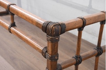 中古　横浜ダニエル取り扱い　輸入品　インテリアを格上げするスモークガラストップのローテーブル　(R-084643)