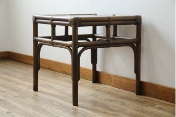 和製ヴィンテージ　美品　希少モデル　maruni(マルニ木工)　オールドマルニ　ラタン　スモークガラストップ　くつろぎ空間にぴったりのサイドテーブル　(R-084644)