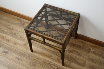 和製ヴィンテージ　美品　希少モデル　maruni(マルニ木工)　オールドマルニ　ラタン　スモークガラストップ　くつろぎ空間にぴったりのサイドテーブル　(R-084644)