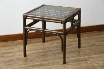和製ヴィンテージ　美品　希少モデル　maruni(マルニ木工)　オールドマルニ　ラタン　スモークガラストップ　くつろぎ空間にぴったりのサイドテーブル　(R-084644)