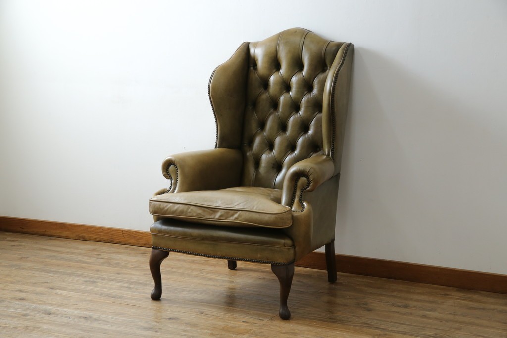 イギリスヴィンテージ　本革　チェスターフィールド　高貴な佇まいと包み込まれるような座り心地が魅力のウィングバックチェア　(R-084648)