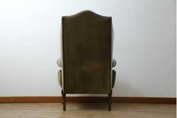 イギリスヴィンテージ　本革　チェスターフィールド　高貴な佇まいと包み込まれるような座り心地が魅力のウィングバックチェア　(R-084648)