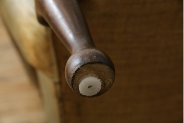 イギリスヴィンテージ　本革　チェスターフィールド　高貴な佇まいと包み込まれるような座り心地が魅力のウィングバックチェア　(R-084648)