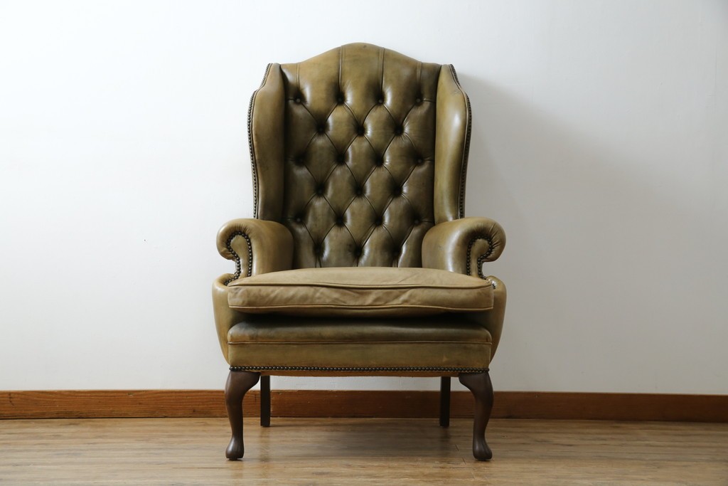 イギリスヴィンテージ　本革　チェスターフィールド　高貴な佇まいと包み込まれるような座り心地が魅力のウィングバックチェア　(R-084648)