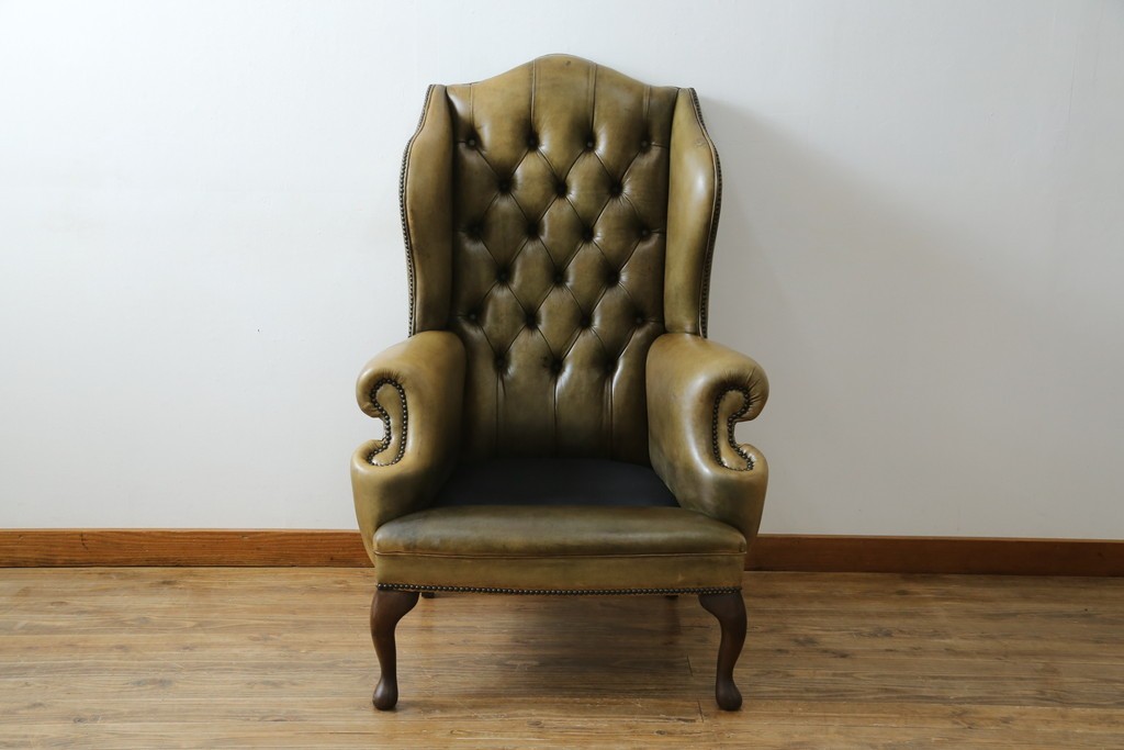 イギリスヴィンテージ　本革　チェスターフィールド　高貴な佇まいと包み込まれるような座り心地が魅力のウィングバックチェア　(R-084648)
